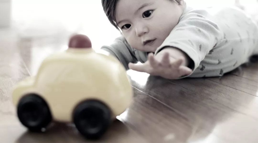 宝宝手抓人是怎么回事,宝宝手不停的抓什么原因