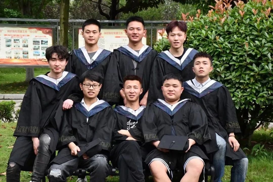 先来一波毕业照,第一张毕业照和最后一张毕业照