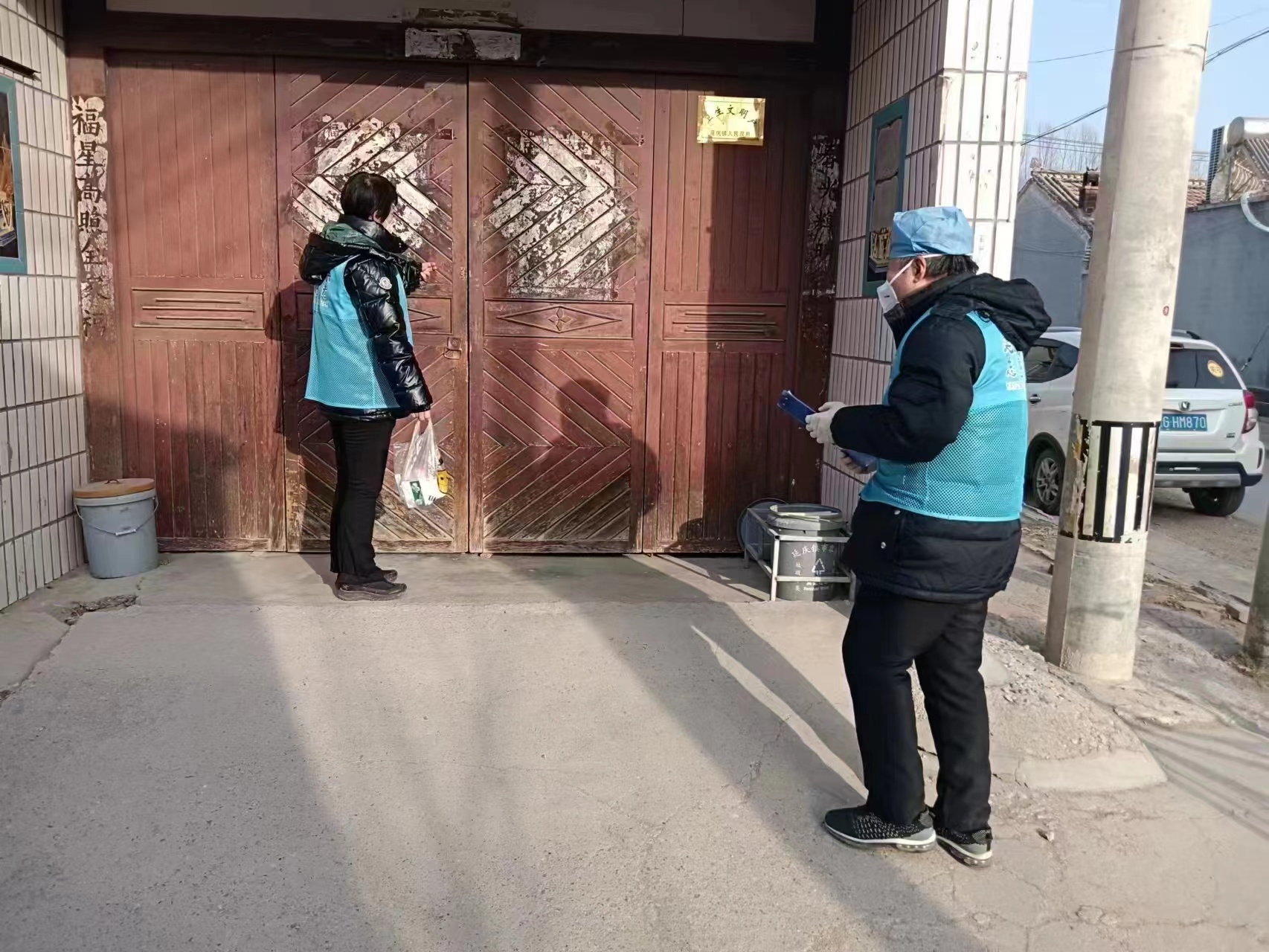 爱心医疗团队为贫困户治病,志愿者服务队为您送药上门