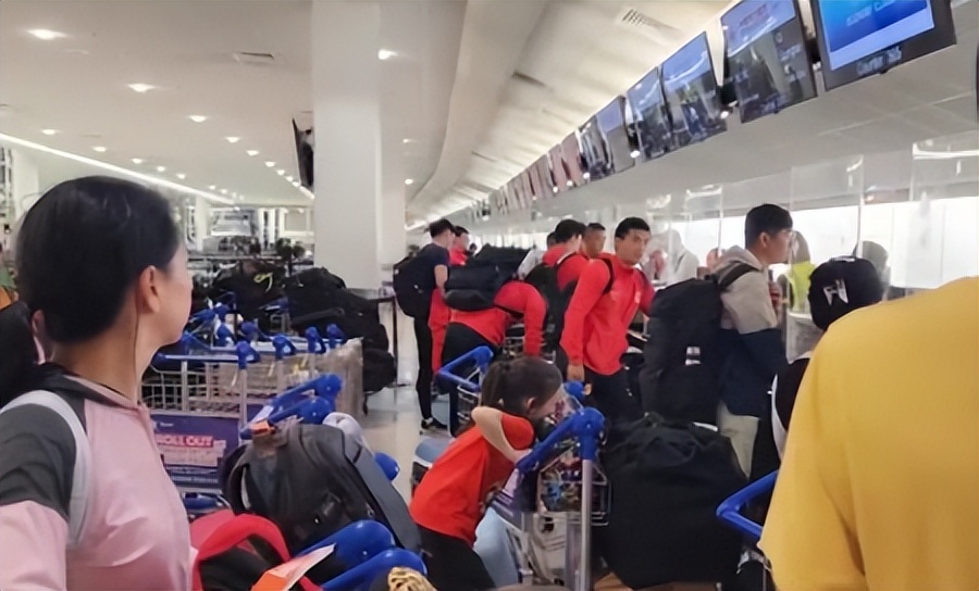 国足队员喝酒,国足球员集体饮酒