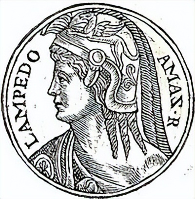 年轻女孩的右侧乳房要被束缚起来或切除，以免妨碍她们成为弓箭手