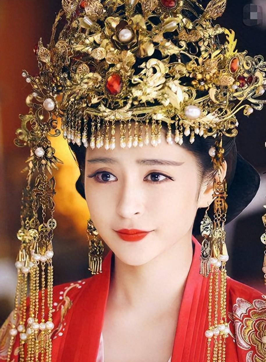 “小丑手”太减分了，这8位女星个个貌美如花，却被手拖后腿