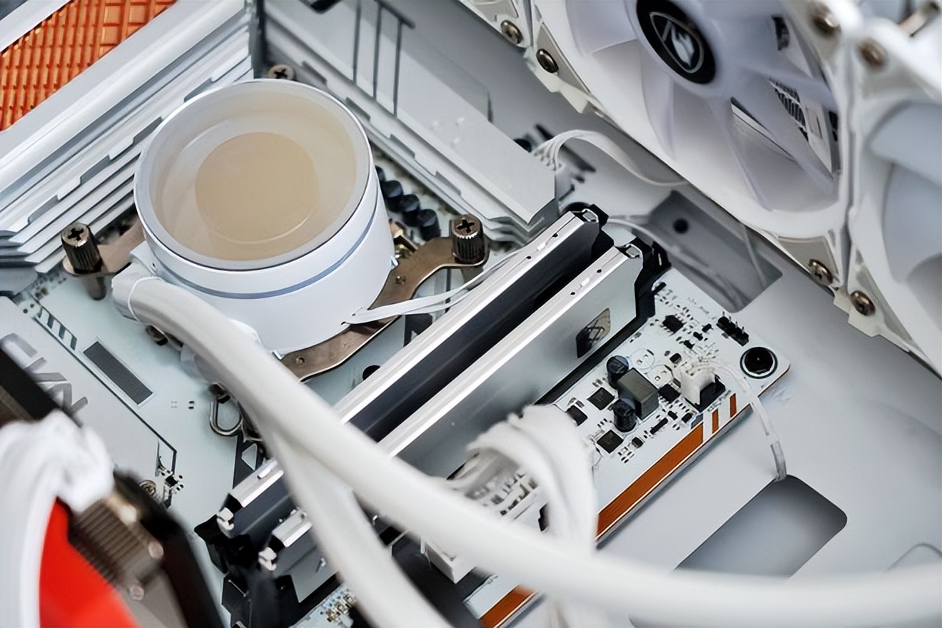 双11装机汇报:13700KF+七彩虹Z790+骨伽天吴T5水冷投入1个W