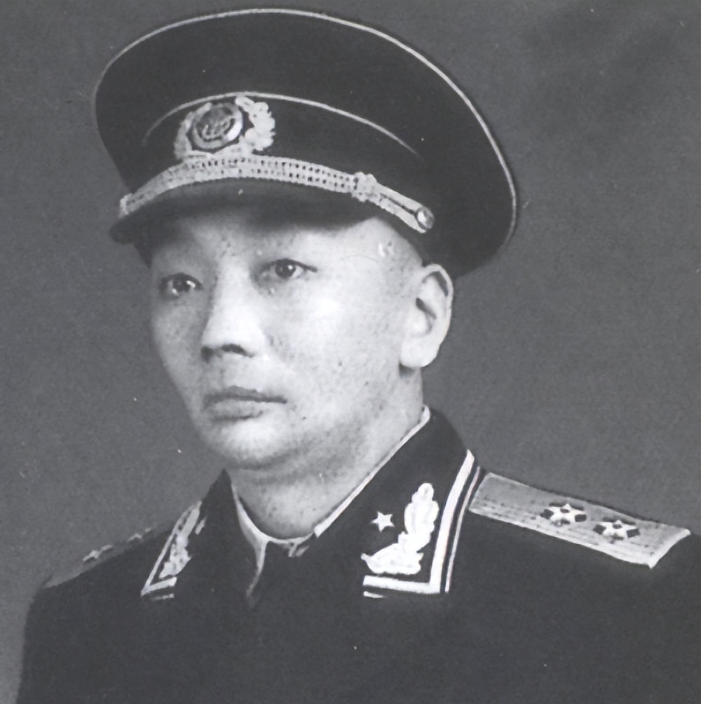 *小平邓**向刘昌毅敬酒，刘昌毅猛地掀了桌子，*小平邓**如何应对