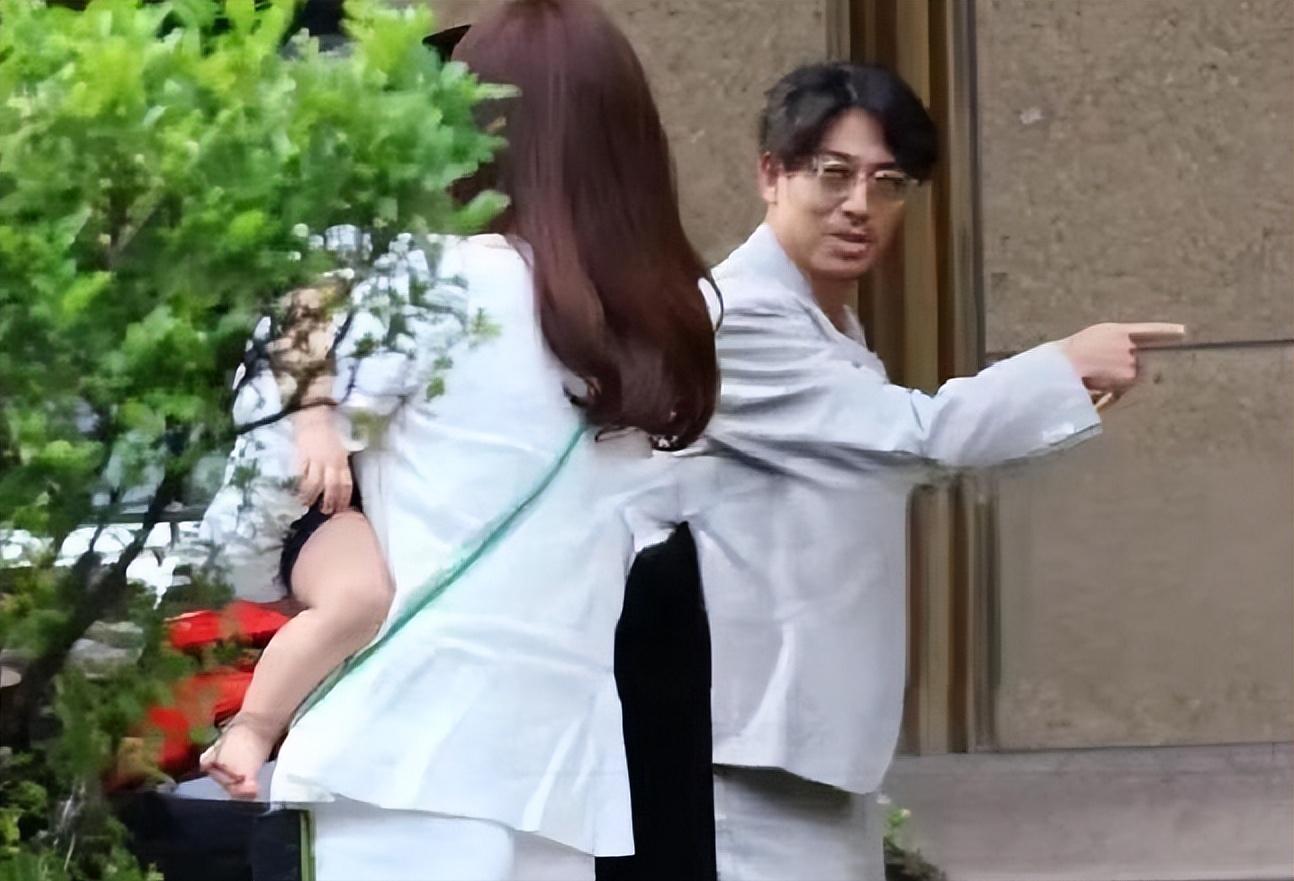 向佐和郭碧婷一家四口合影,向佐郭碧婷夫妇分享儿子周岁宴