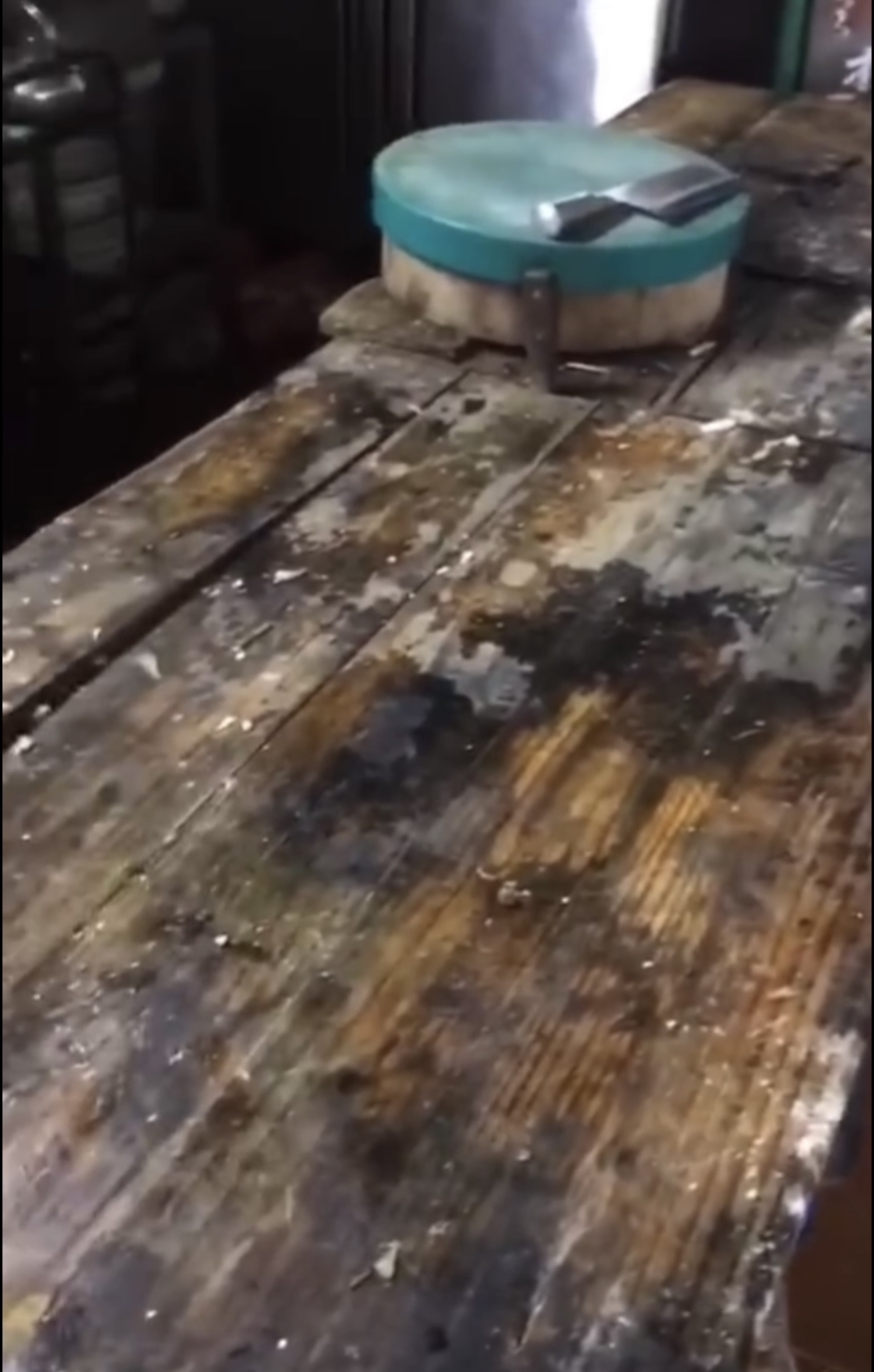 广东饭店厨房蟑螂,深圳知名餐厅后厨曝光