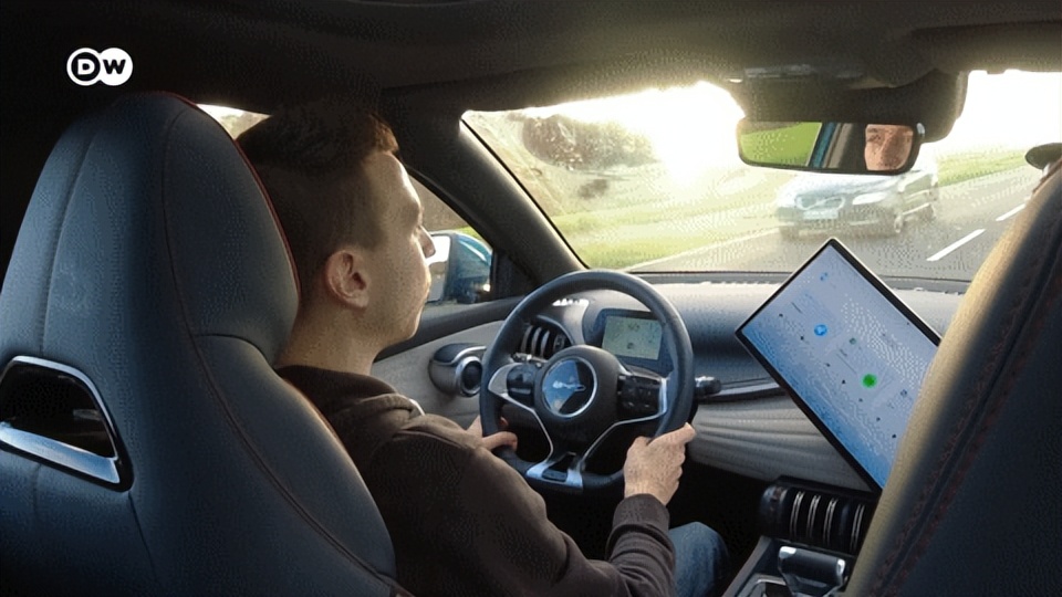 比亚迪难起火怎么回事,比亚迪说不会起火的刀片电池