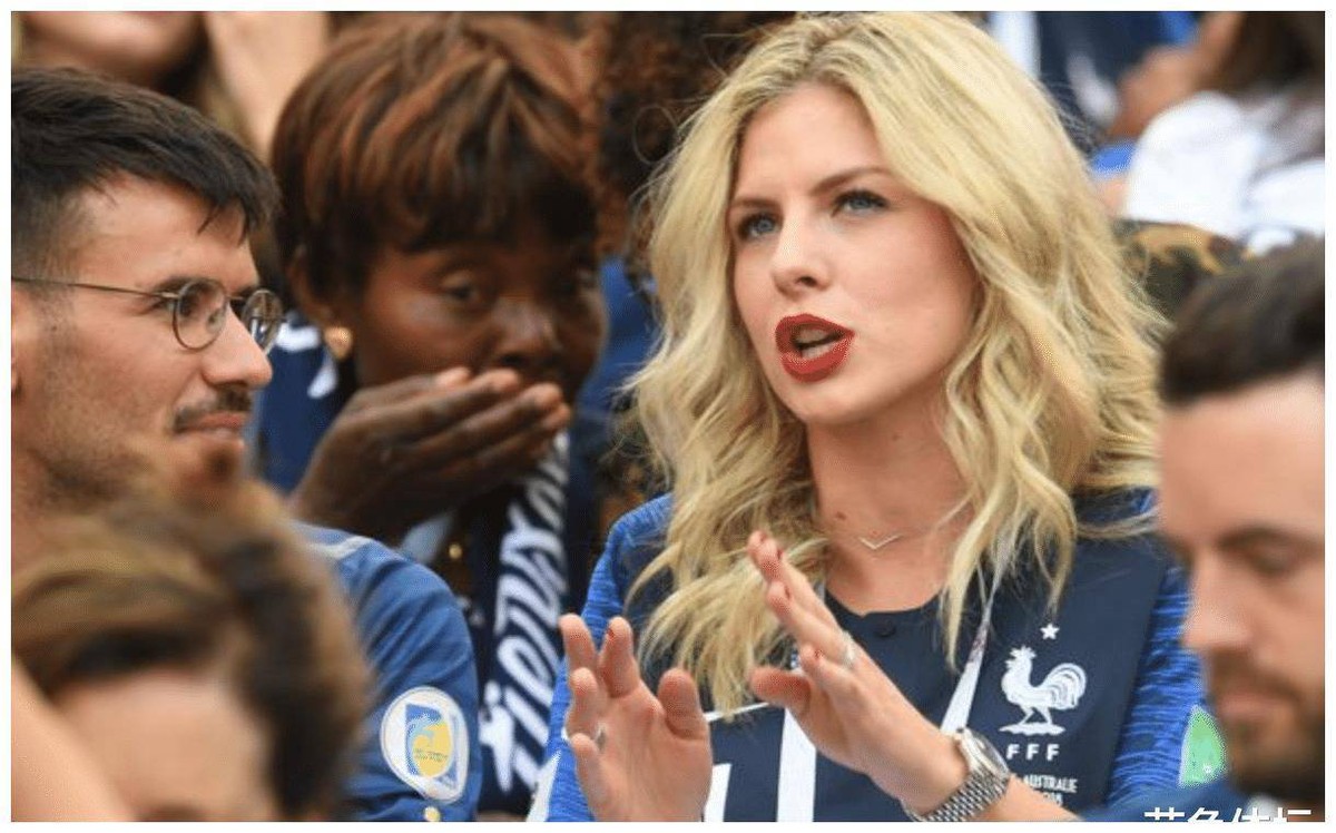 马克龙与布丽吉特互动温馨,马克龙和布丽吉特的亲密合照