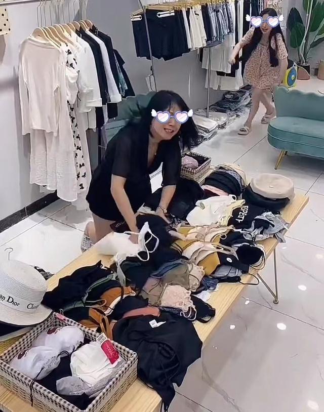 女孩开服装店三个月回本,美女开服装店一年赚50万