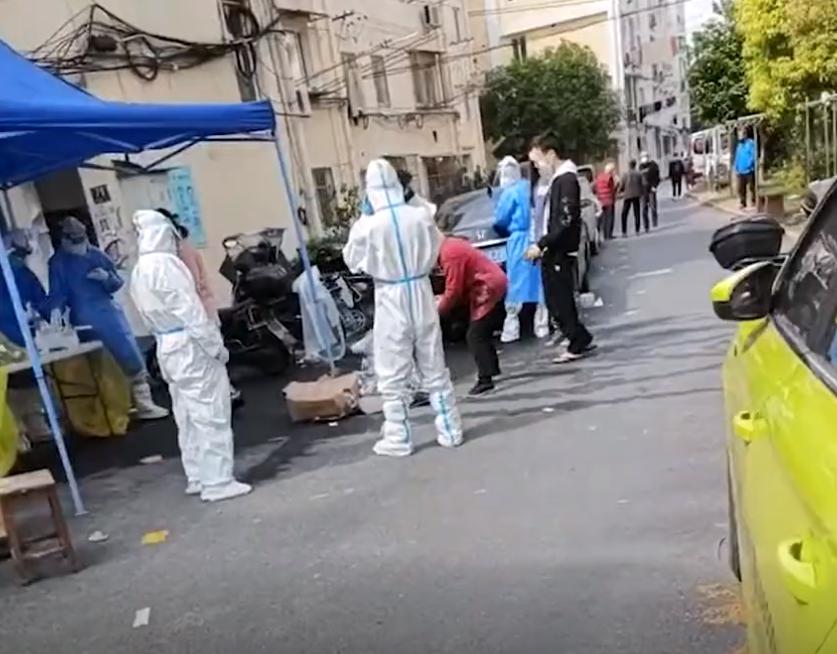 上海女子质疑发药原视频,上海女子质疑发药