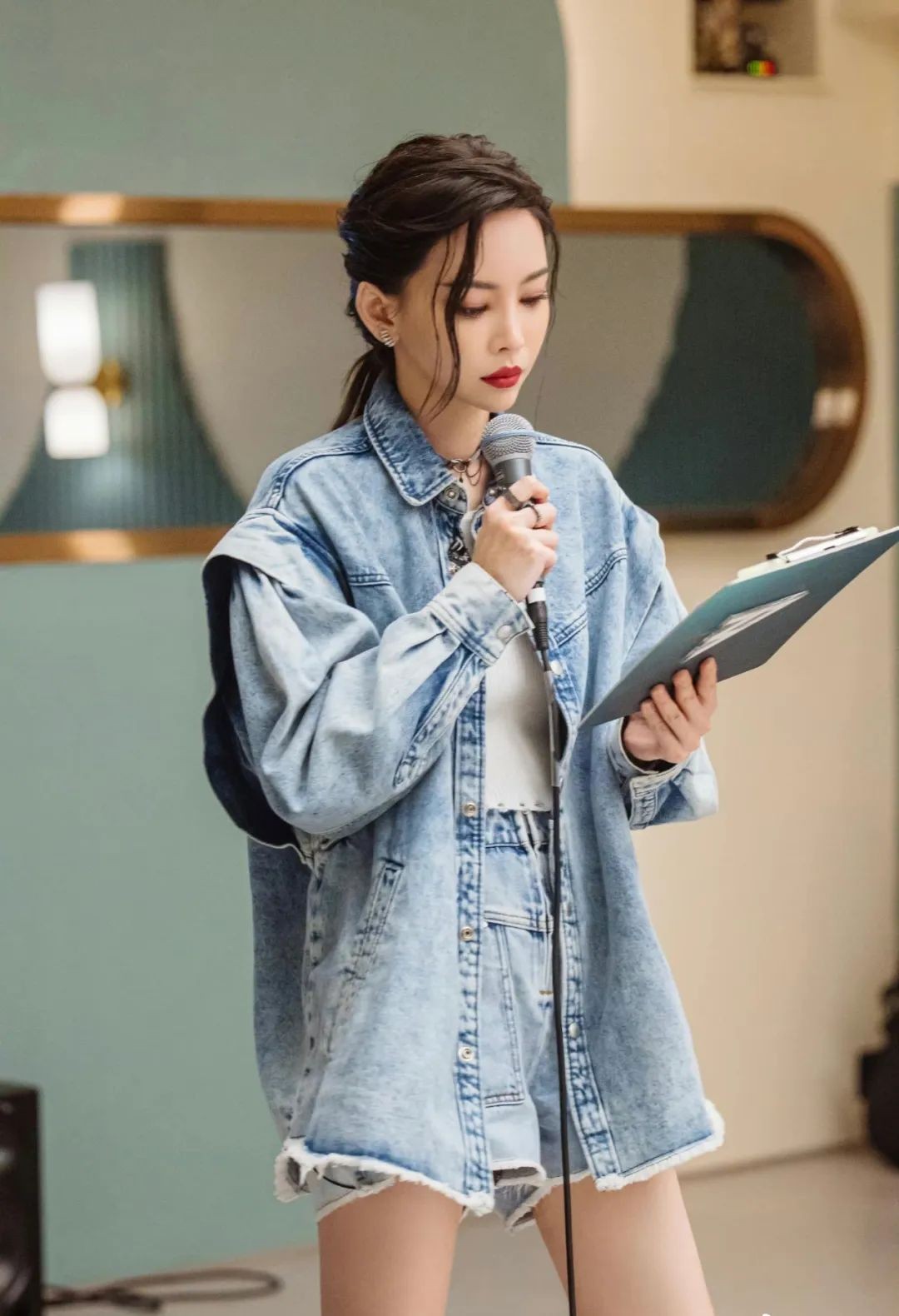 秋款牛仔外套怎么穿好看又时尚,秋天大版牛仔外套怎么搭配好看