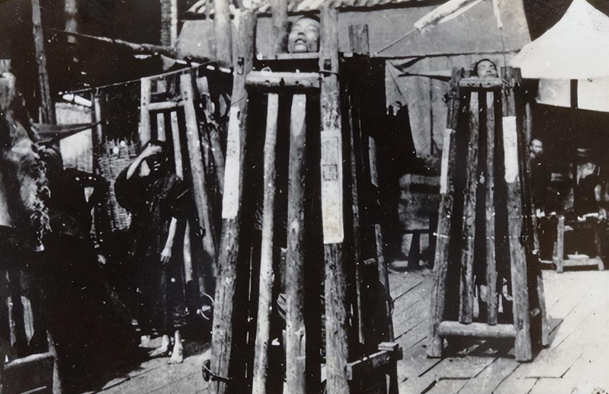 变态的纳粹德国，*光脱**犹太人女人衣服，集体*杀屠**!,2