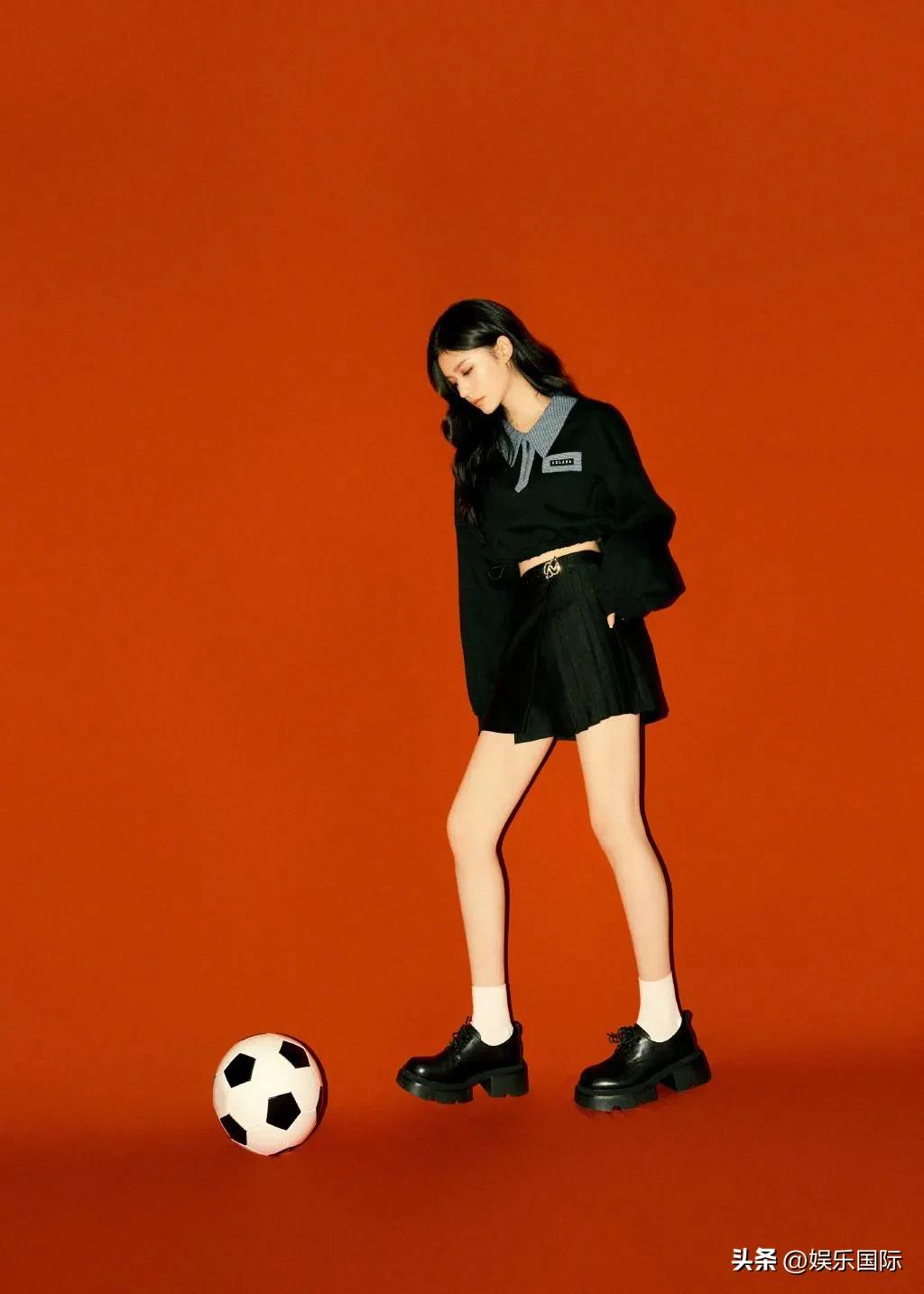 林允穿短裙抱足球娇俏可爱