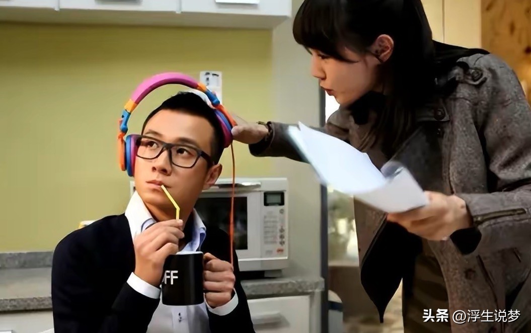 助理伺候明星跪下打伞,助理跪下伺候明星洗脚穿鞋