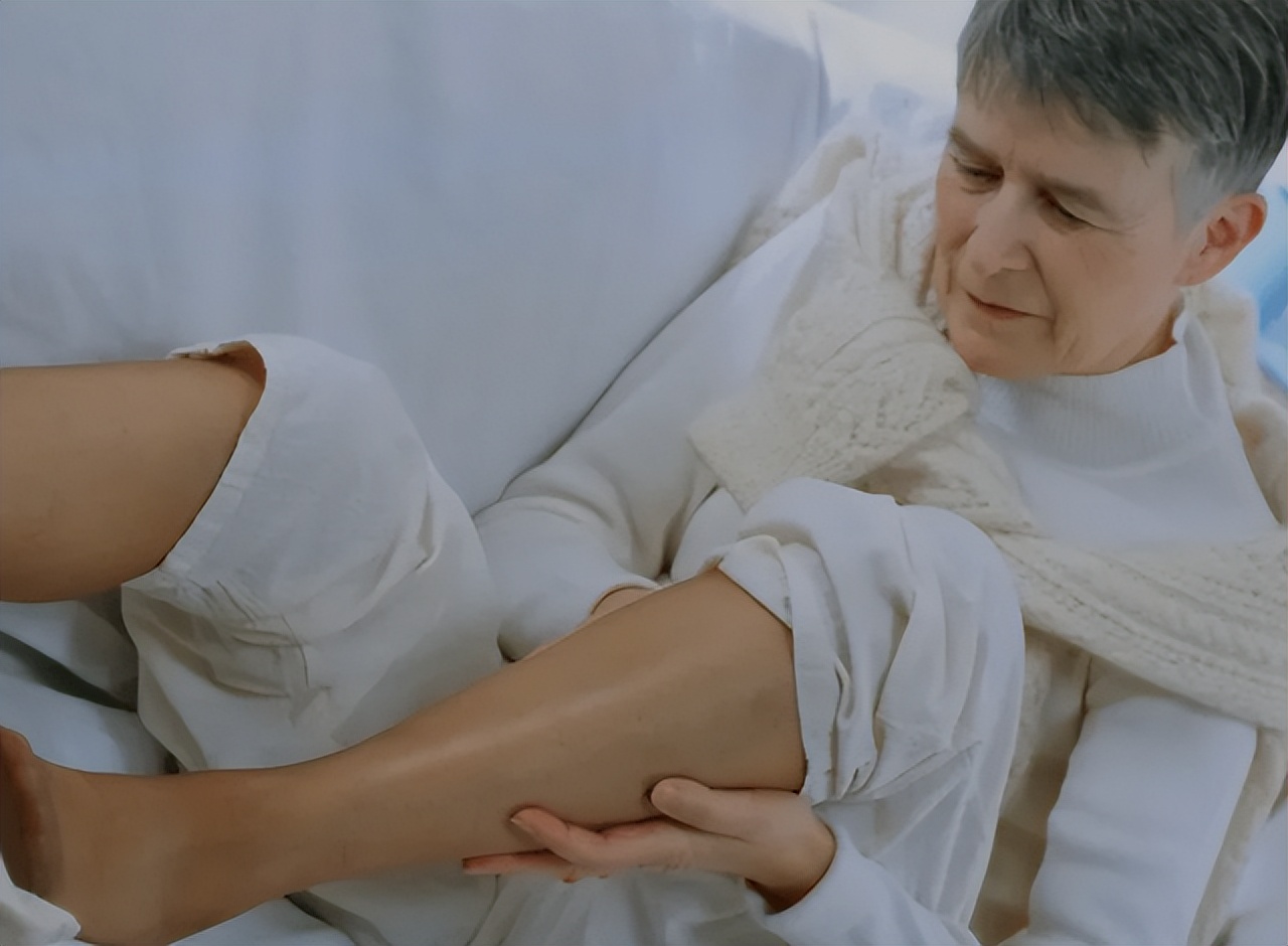 睡觉时突然腿抽筋的原因是什么,睡觉突然腿抽筋可能并非缺钙