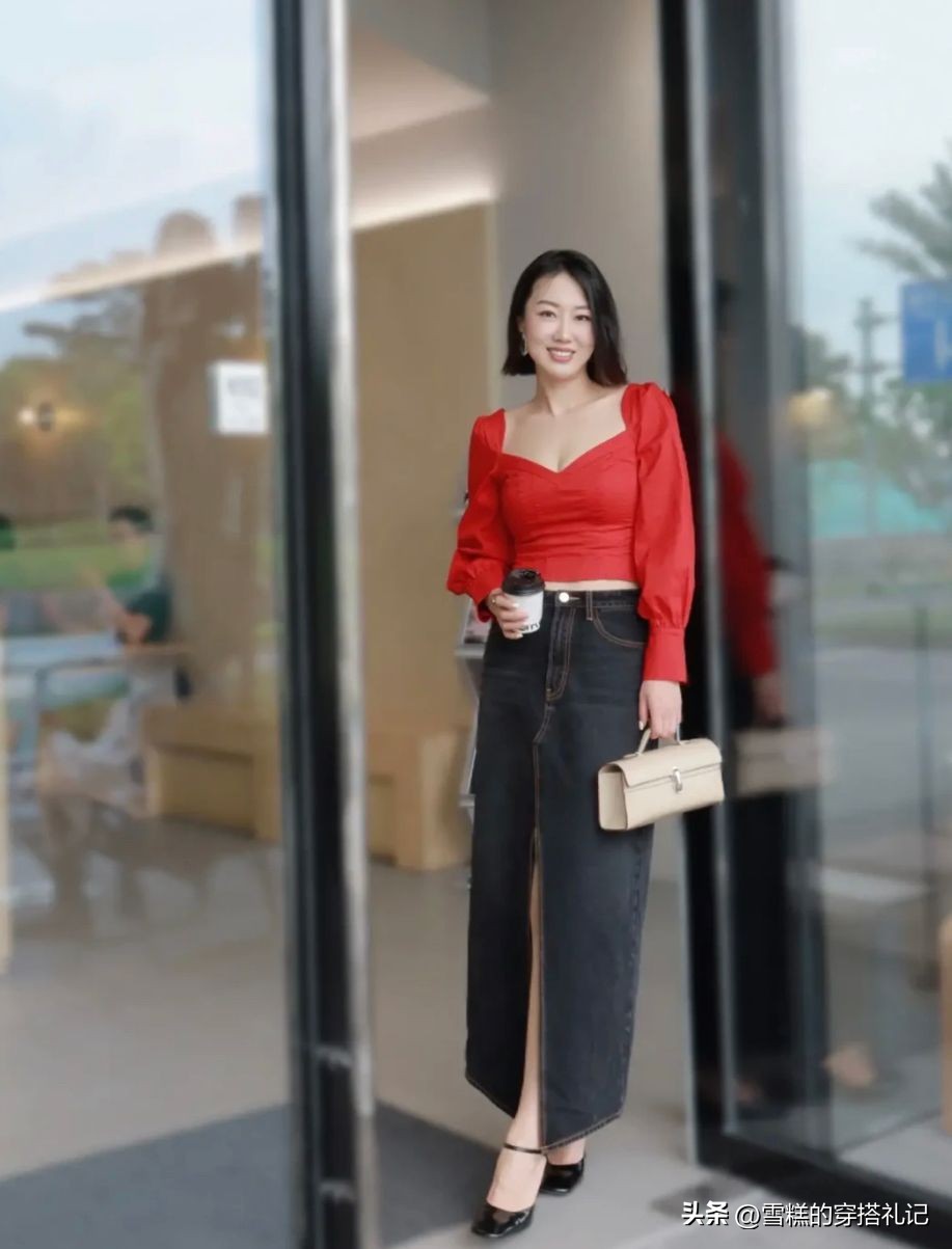 别再穿黑白灰了这样穿超级减龄,偏黑的女生穿什么风格显白