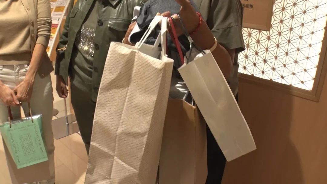中国游客到国外疯狂购物的现象,日本游客到中国疯狂购物