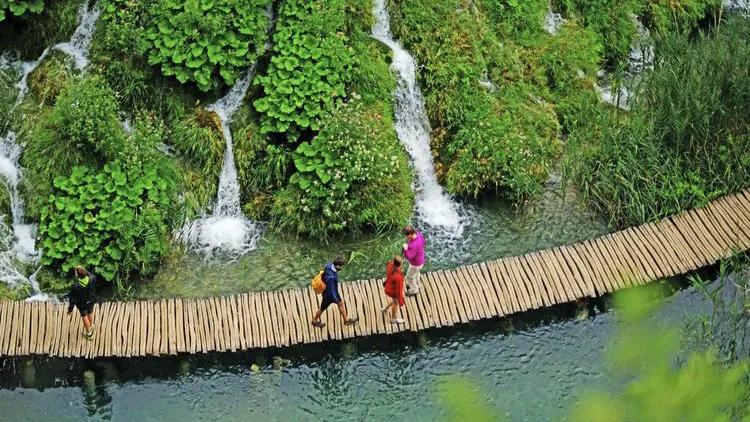 世界足球强国，有地球之眼、海景沙滩、城堡宫殿，中国九寨沟美景