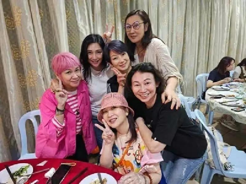 香港明星足球队赴大马比赛，72岁陈百祥，55岁李克勤，携太太前行