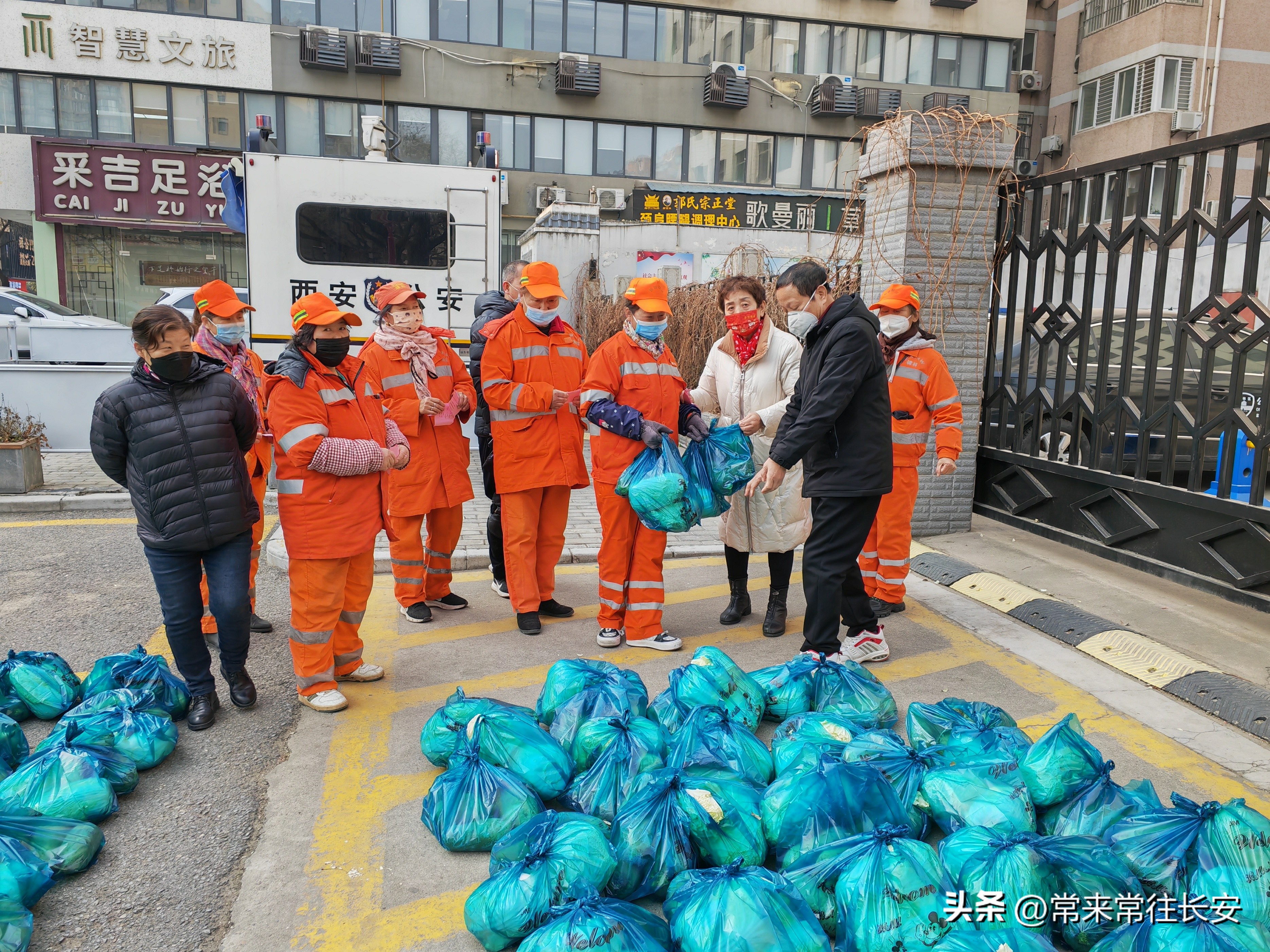南院门蒲公英志愿者相互关守“白菜萝卜表示我一点心意”西安之声
