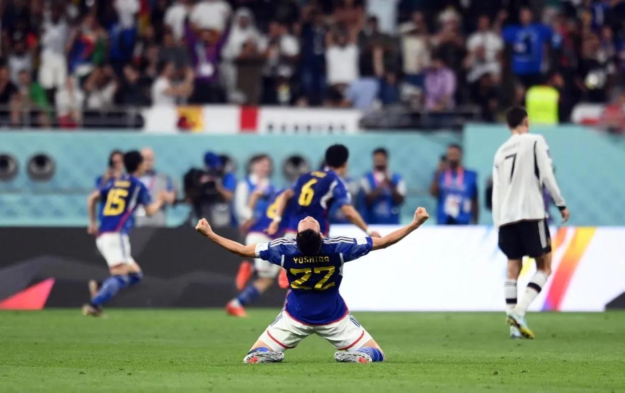 德国球员戏耍日本球员,德国人趴草坪伸脚抬腿视频