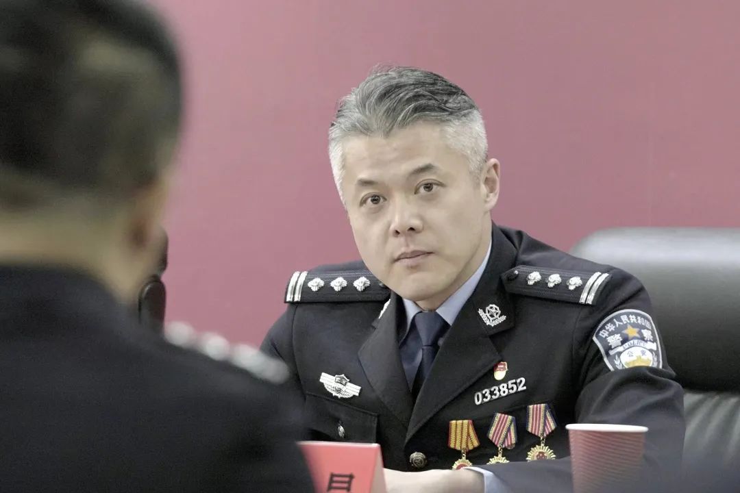 白发特警老队长,白发特警开枪
