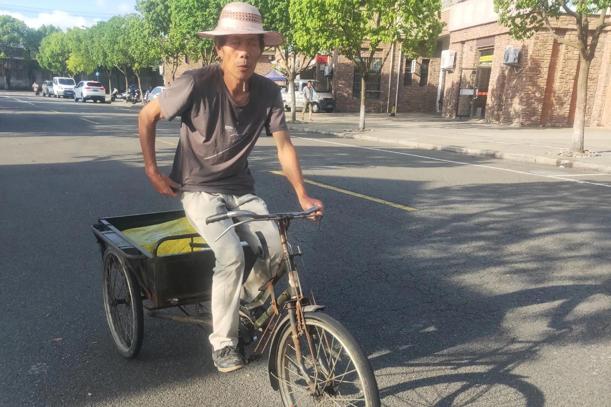 两位百岁老人哭成泪人,两位老人抱头痛哭