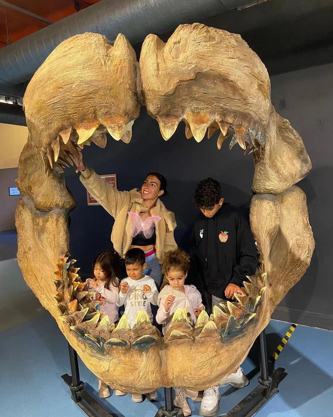 c罗晒全家福图片,C罗晒与大儿子合影