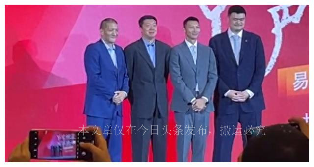 易建联退役仪式姚明合影,易建联退役仪式姚明入场