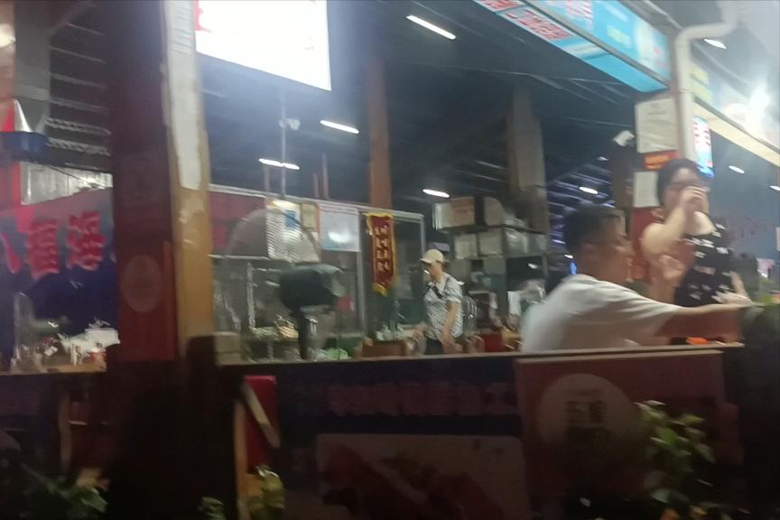 三亚海鲜市场惊现五两秤你怎么看,三亚海鲜市场“五两鬼秤”网评