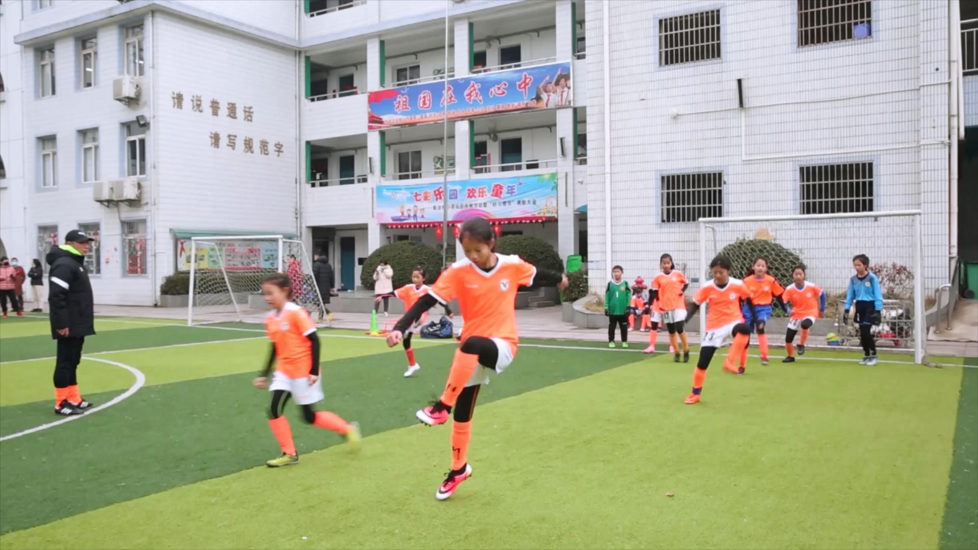 师姐鼓励师弟师妹的视频片段,新合村小学姚伟