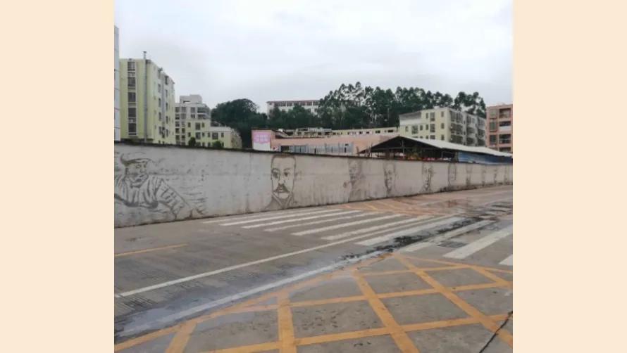 广东小伙敲画助废旧建筑重生