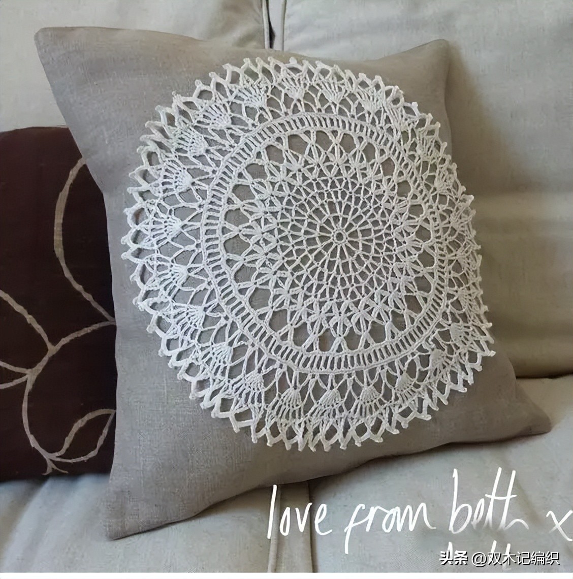 钩好的几片蕾丝缝到布艺抱枕和包包上，身价立马倍升