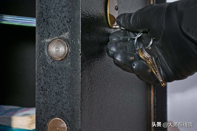 毕业生偷公司1000万项目资金,陷入假彩票网站,被判7年