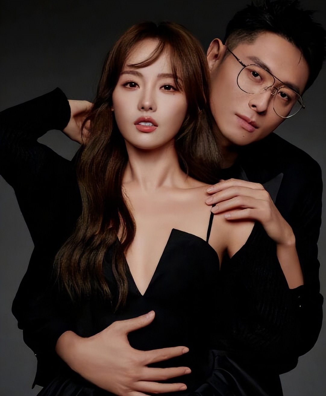 张嘉倪老公被曝出轨，深夜搂妙龄女子回酒店，张嘉倪已删庆生合照