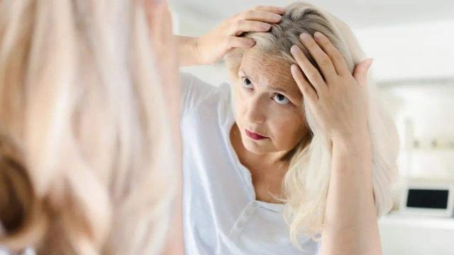 女性白发莫名增多？不要总认为是老了，或是体内缺乏这3种元素