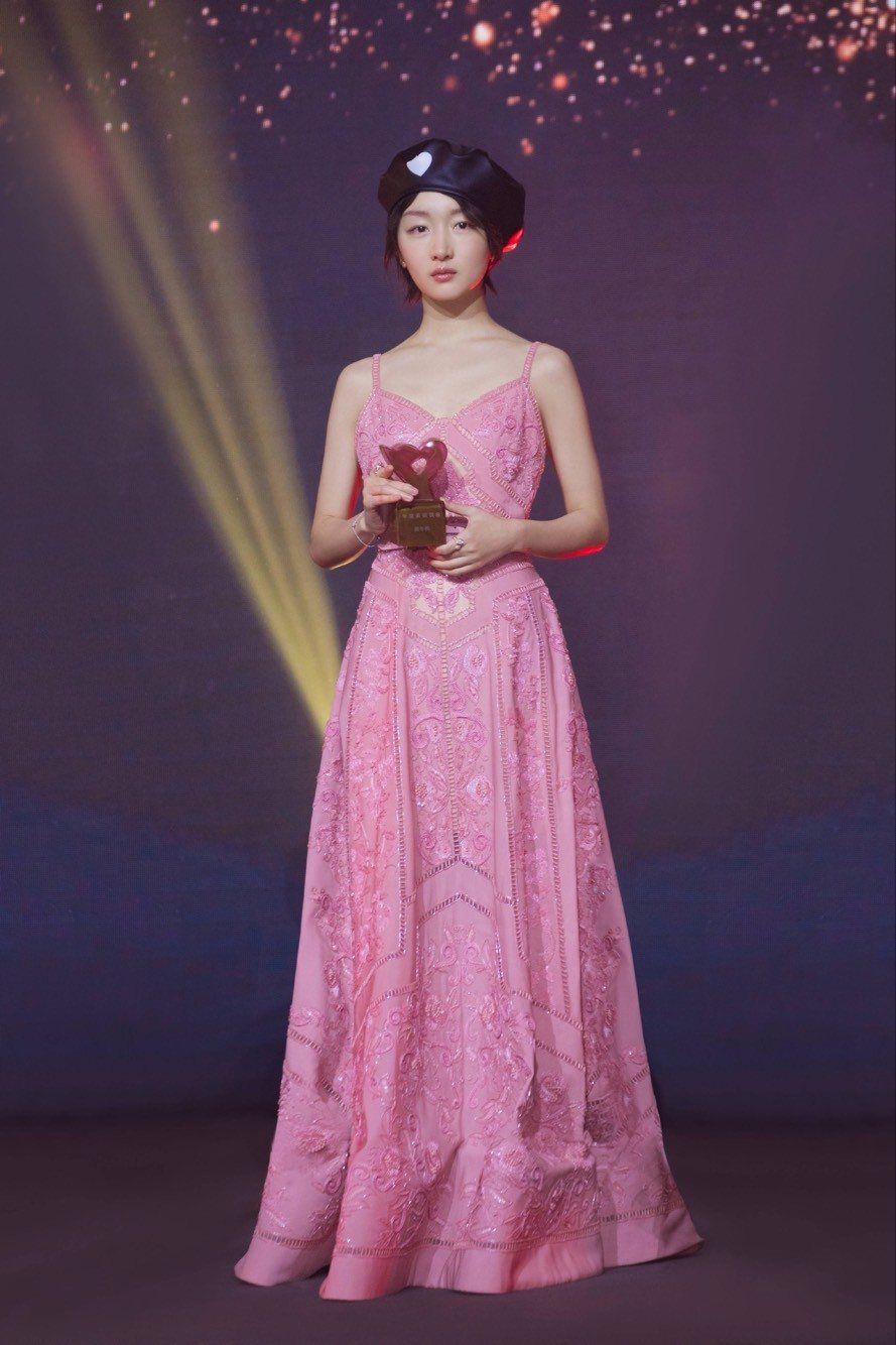 周冬雨身材前后对比,周冬雨身材为什么太扁平了