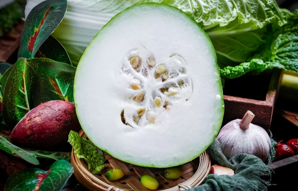 天气闷热你要记得多喝水防中暑,天气热了三步解暑方法