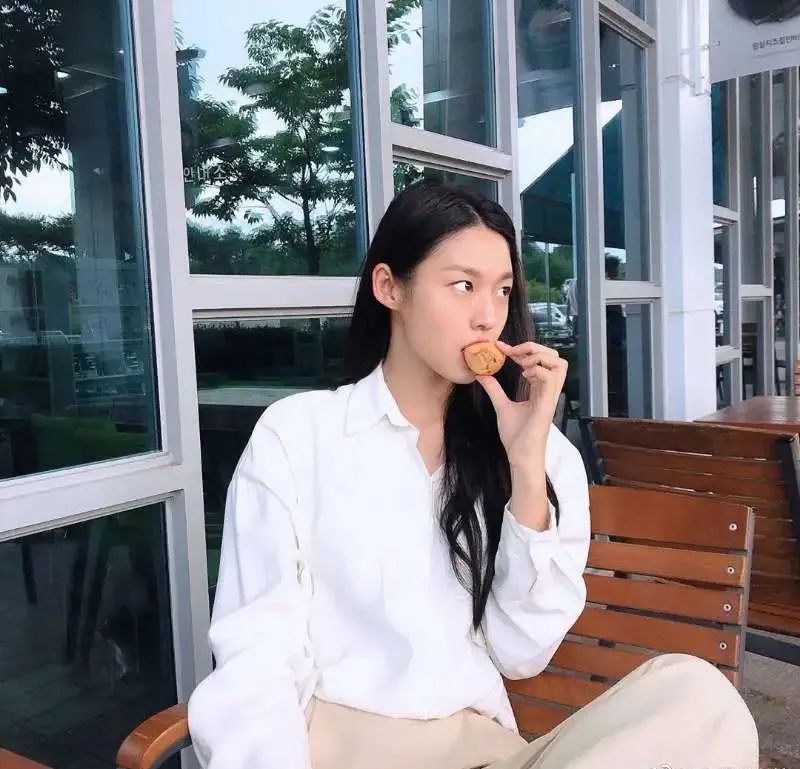 被网友称为“韩国最强肉体”身材演技在线的金雪炫还热衷慈善事业