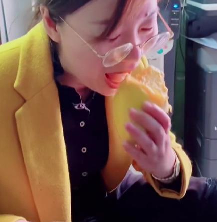 托运费太贵吃8箱芒果,机场托运太贵怒吃八箱芒果