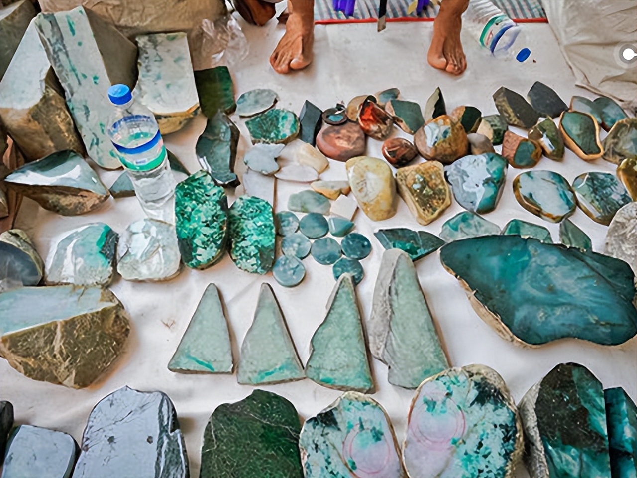 越南女人在中越边境摆摊,越南边境女商贩