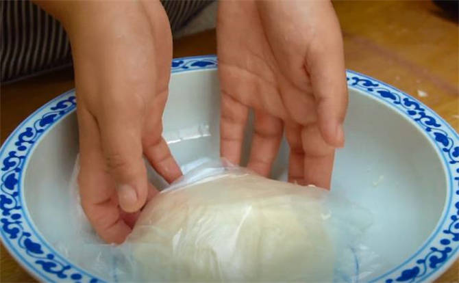 揉面光滑小技巧,揉面不粘手妙招