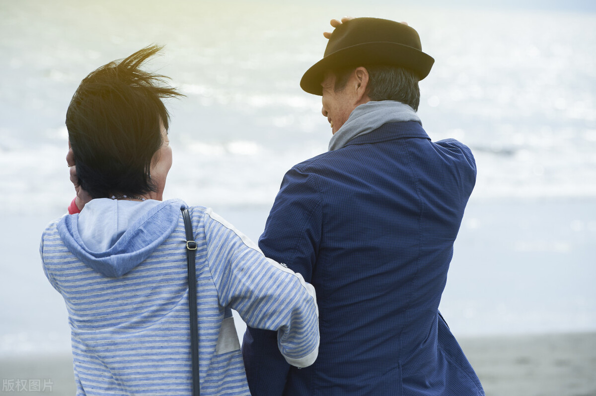 再婚老伴给了我15万彩礼，可仅过1个月，我宁愿退他17万也要逃离