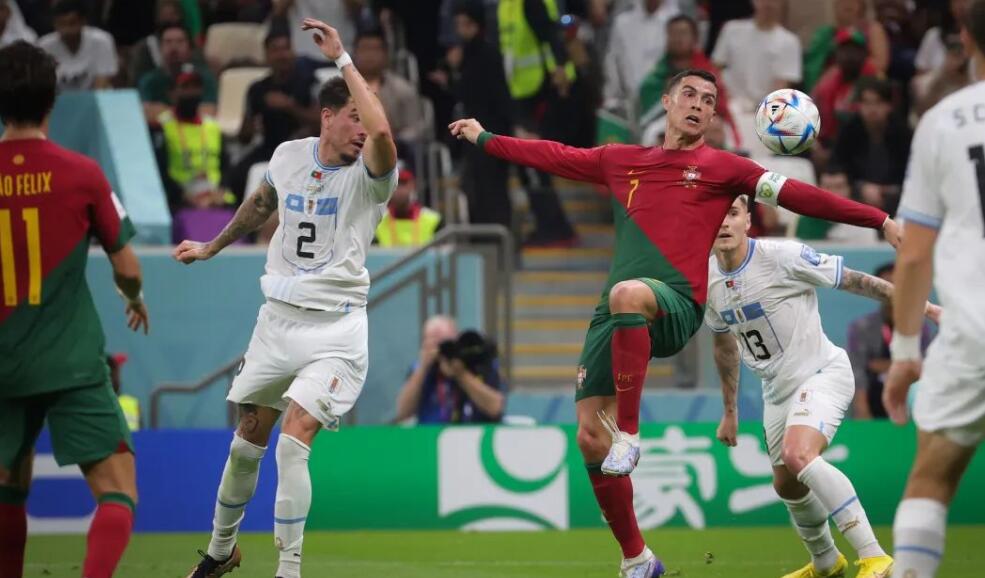 c罗领小球童进场照片,c罗对小球童有多好