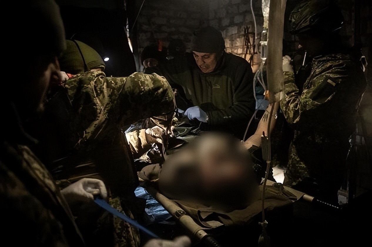 乌军医生承认“活摘战俘器官”，不打麻药，连麦时一脸骄傲