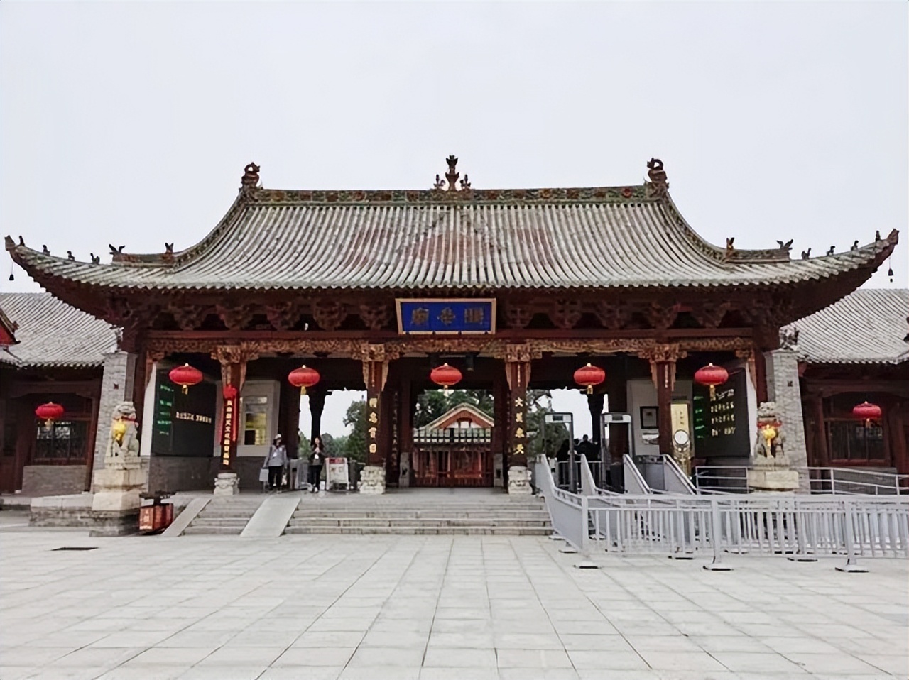 关帝庙前的一副对联，道尽关公一生的荣耀与悲壮，写了什么？