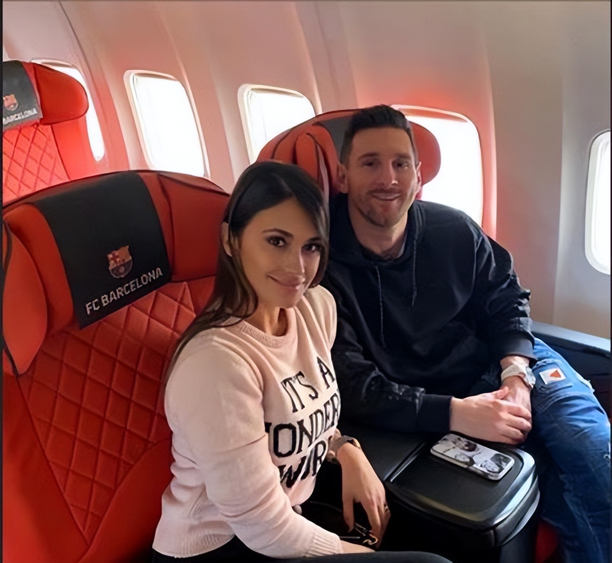 太甜了梅西与妻子在机场深情拥吻,梅西9岁时对她一见钟情