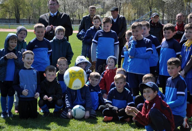 女子嫁了不爱自己的老公，生了三胞胎，看他们踢足球是最幸福的事