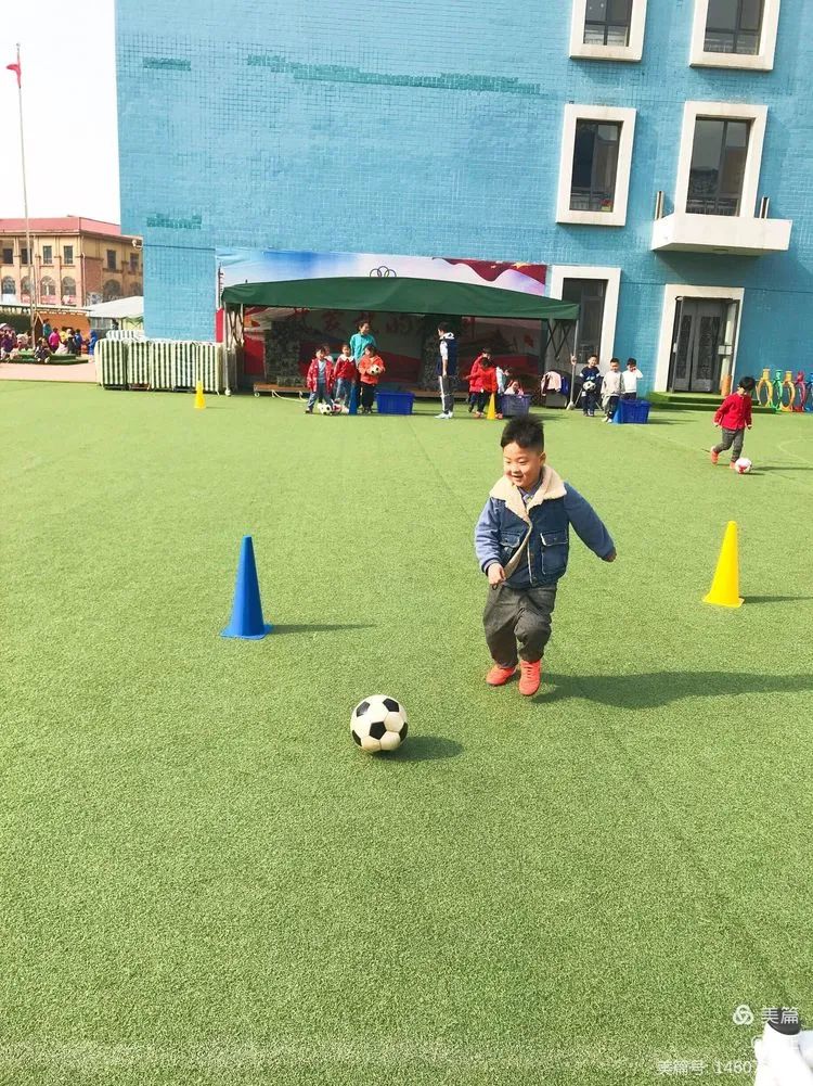 香蕉哥哥，一起动起来吧！奎文区实验幼儿园让更多的孩子逐梦绿茵