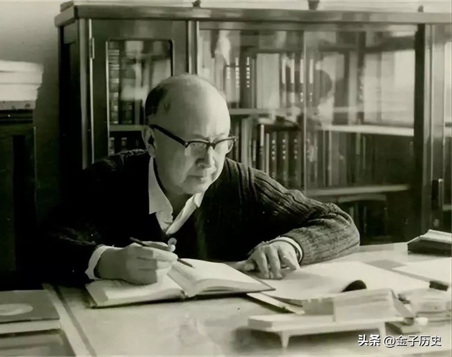 64年毛主席给钱学森递烟，钱学森欲接，主席却突然收回：自力更生